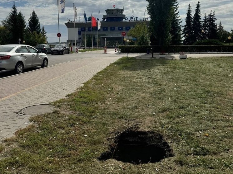 Пензенцы заметили огромный провал в земле у аэропорта