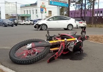Столкновение Toyota и мотоцикла, на котором ехали двое подростков, произошло утром 12 сентября возле Краевой клинической больницы по улице Коханского в Чите