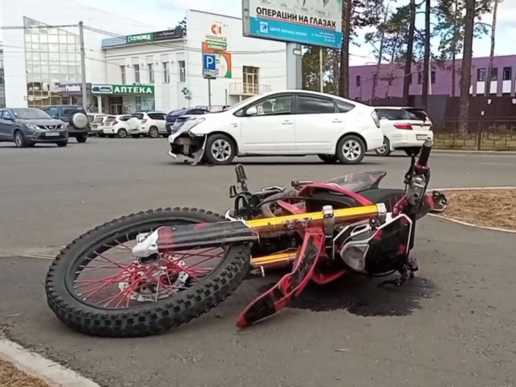 Два подростка на мотоцикле попали в ДТП с иномаркой возле больницы в Чите