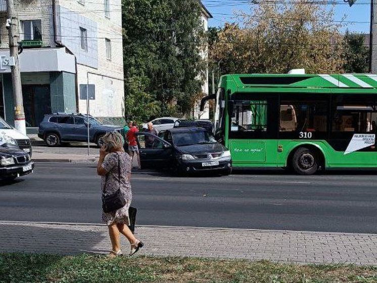 В Курске столкнулись легковушка и троллейбус