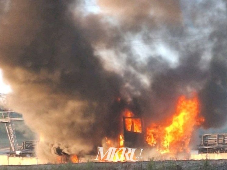 Грузовик с шинами загорелся возле АЗС в Забайкалье