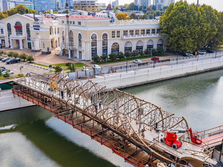 В Сочи установили очередной элемент декоративного ограждения моста «Волшебный лист»