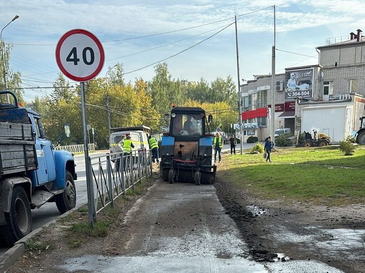 В Йошкар-Оле ремонтируются тротуары на улице Подольских курсантов