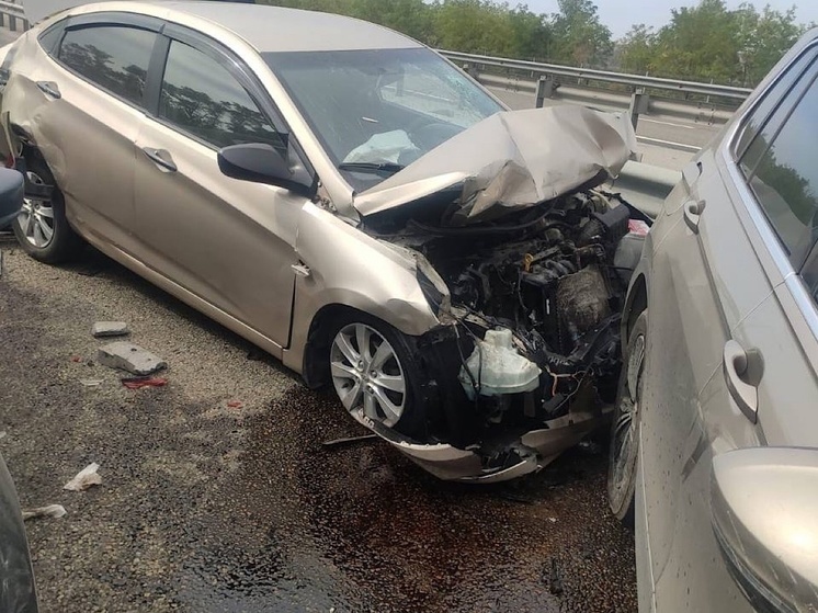 В Ростовской области в результате аварии с шестью автомобилями пострадал молодой человек