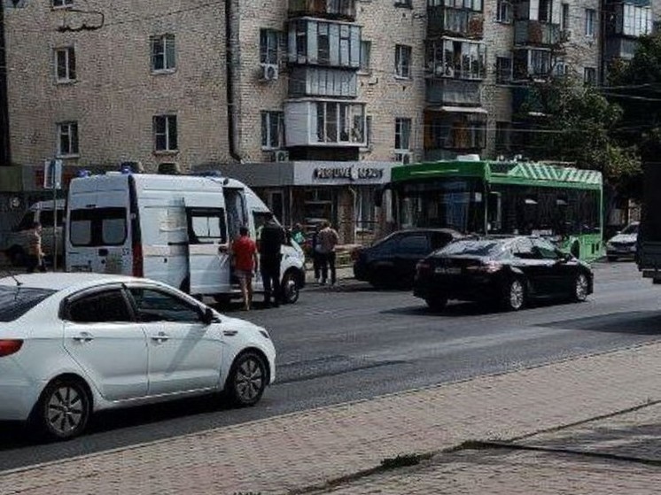 Два человека пострадали в ДТП с троллейбусом в центре Курска