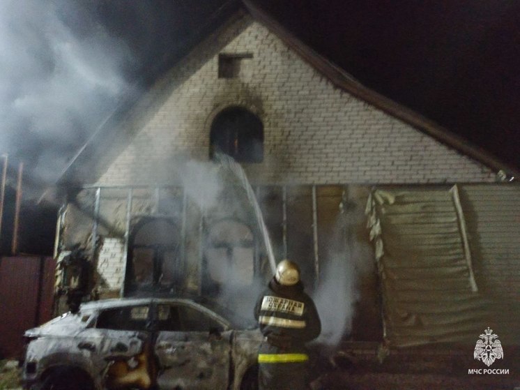 В брянском Почепе загорелся легковой автомобиль