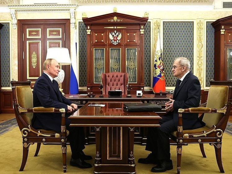 Президент Путин в Петербурге провел встречу с председателем Конституционного суда Зорькиным