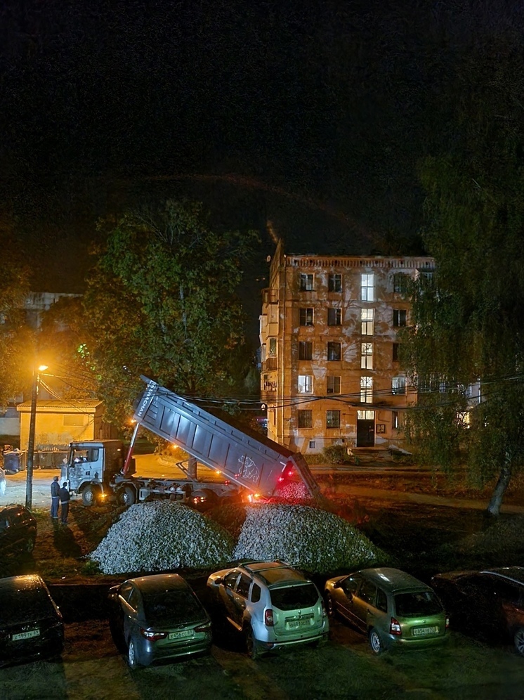 В Тверской области человека возмутила ночная выгрузка щебня во дворе дома