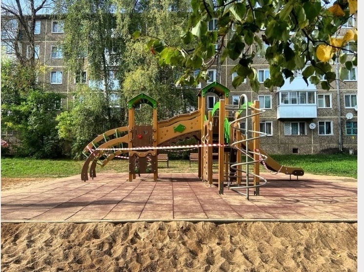 Современные детские площадки продолжают устанавливать в Смоленске