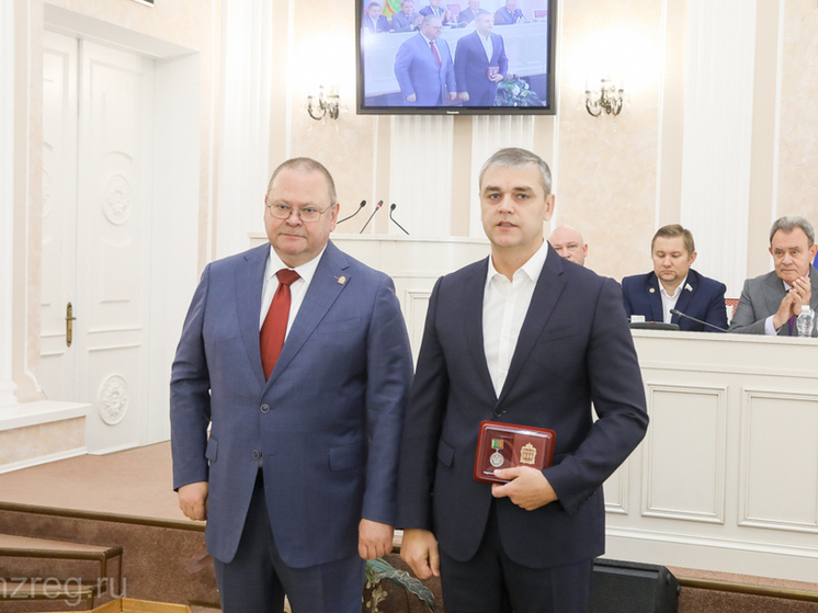 Депутату пензенского Заксобра вручили региональную награду за содействие СВО