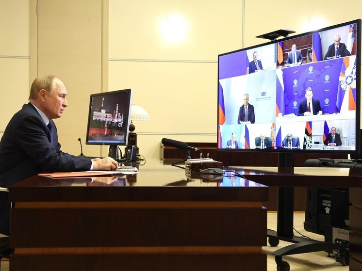 Путин провёл оперативное совещание с постоянными членами Совета безопасности РФ