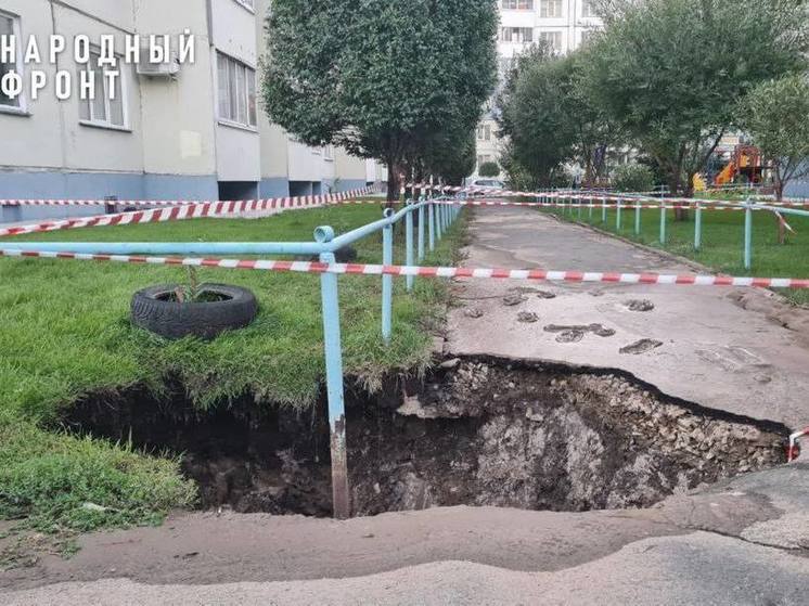 В Барнауле около многоэтажного дома рухнул асфальт