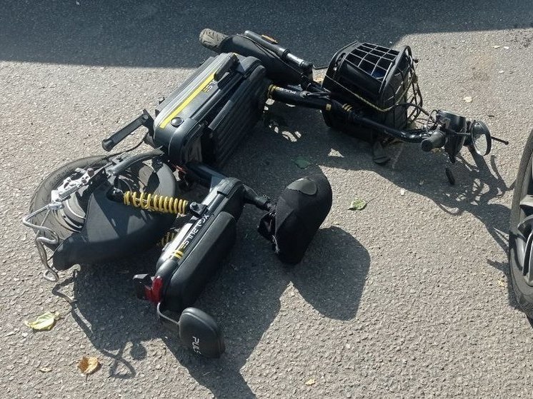 В Донецке водитель иномарки сбил мужчину на электросамокате