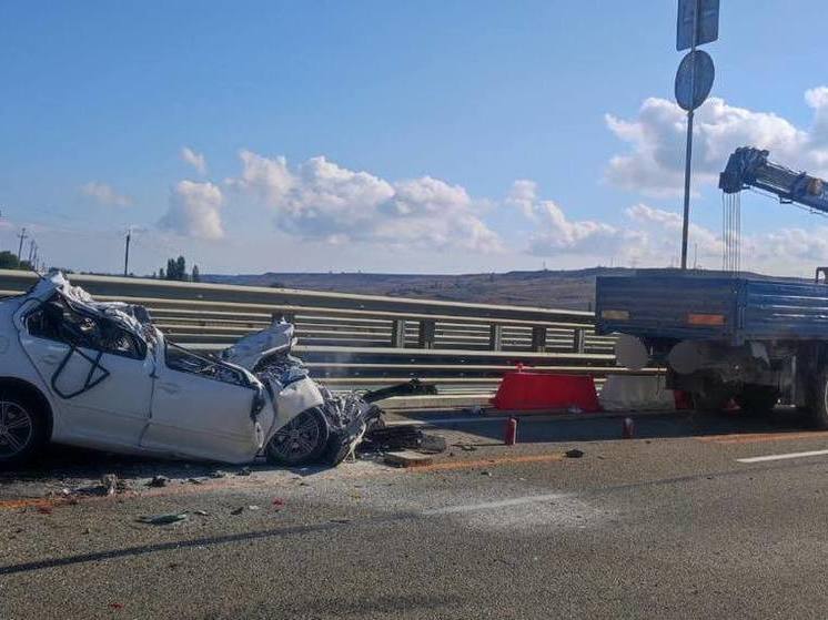 В Крыму Skoda врезалась в КАМАЗ: водитель легковушки погиб