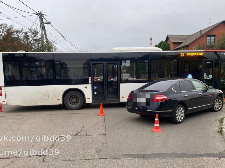 В Калининграде водитель легковушки влетел в автобус