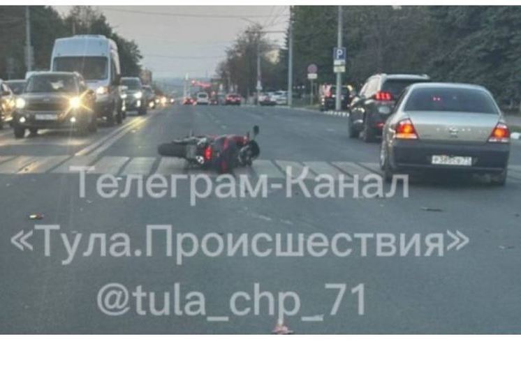В центре Тулы байкер на "Хонде" столкнулся с "Мицубиси"