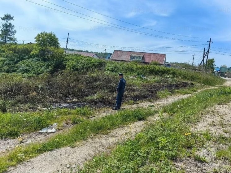 В Холмске возле дома загорелся мусор