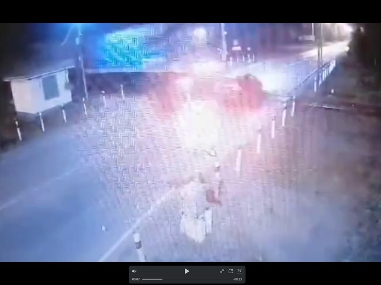 Человек погиб при столкновении поезда и автомобиля в Железногорске
