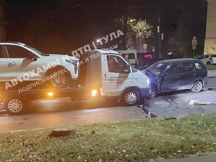 В Туле легковушка столкнулась с эвакуатором