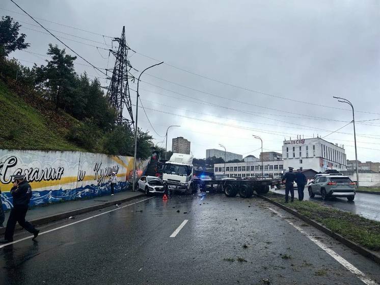 Трое взрослых и ребенок пострадали в ДТП на Окатовой во Владивостоке