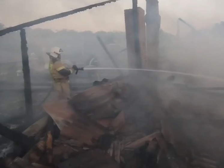 В Енакиево горел дом на четырёх хозяев