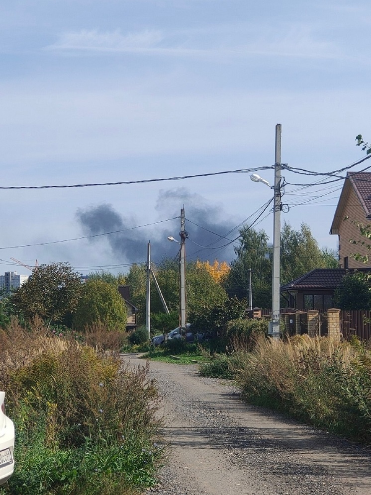 В Твери мощно загорелась крыша склада