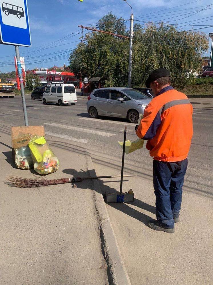   На улице Рабочего Штаба в Иркутске идет комплексная уборка