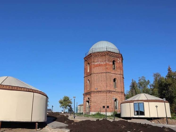 У водонапорной башни в Уфе установили юрты и скамейки