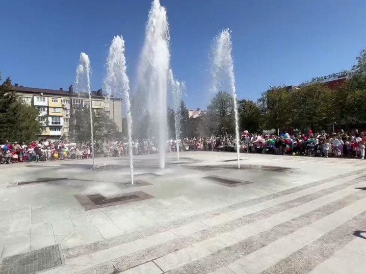 Любимый фонтан юных гостей и жителей города Черкесска заиграл новыми красками