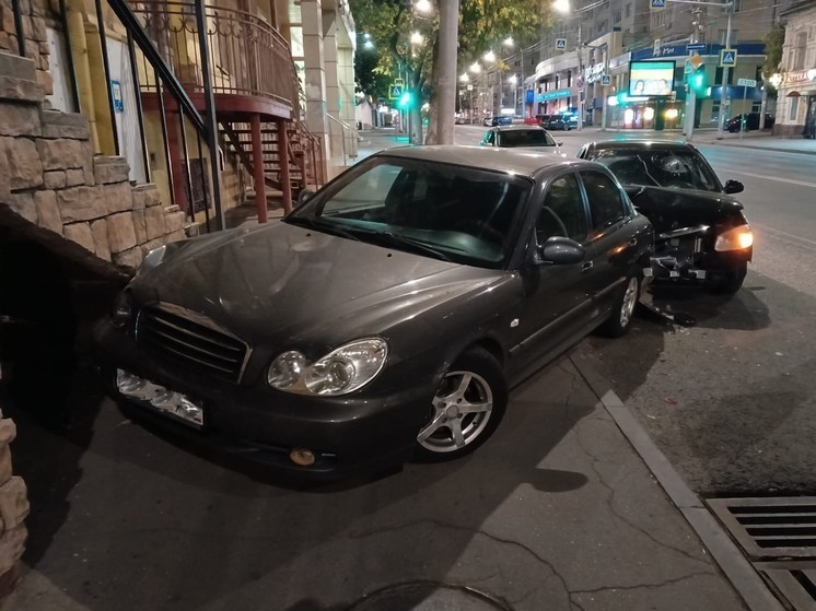 В Октябрьском районе иномарка врезалась в стоящий автомобиль
