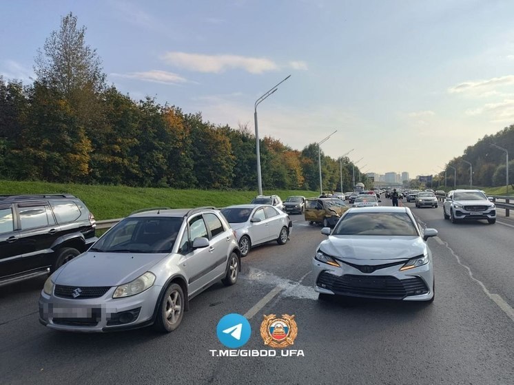 На проспекте Салавата Юлаева в Уфе произошла массовая авария