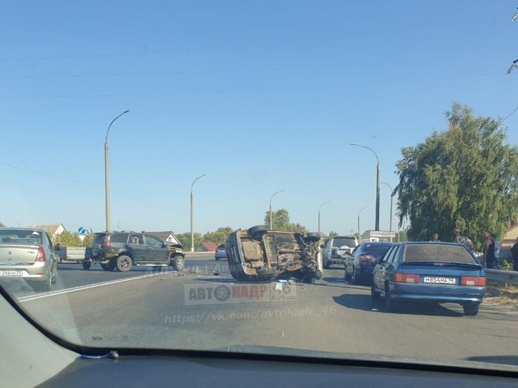 Под Курском в ДТП машина перевернулась на бок