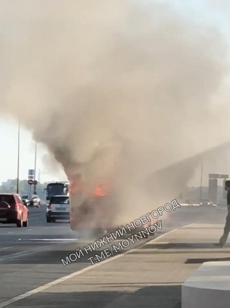 Автобус с пассажирами на ходу загорелся в Нижнем Новгороде