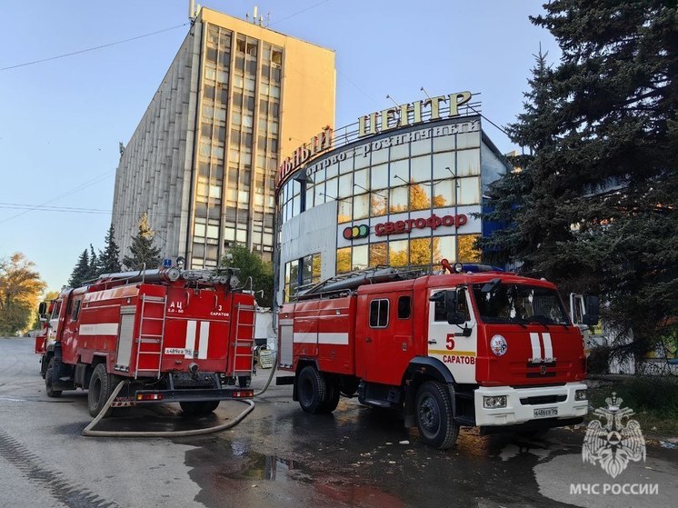 В Саратове огнеборцы тушили склад сетевого магазина