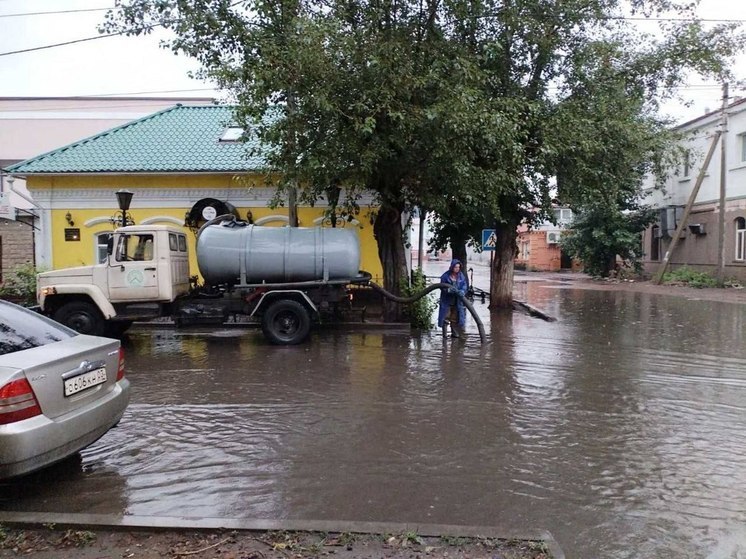  В центре Улан-Удэ прорвалась вода в надземном переходе