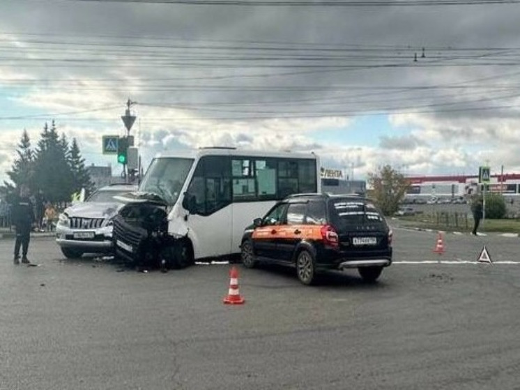 11 человек пострадали в ДТП с маршруткой в Омске