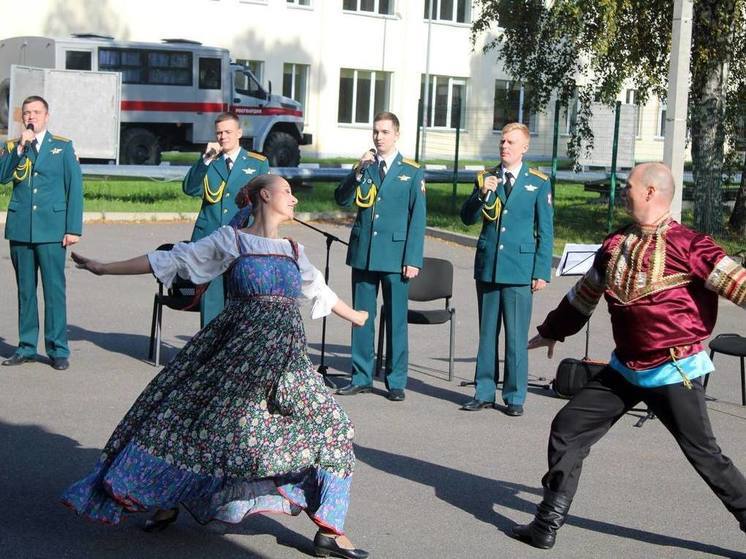 Росгвардейцы выступили с концертом перед ранеными в госпитале в Ленобласти