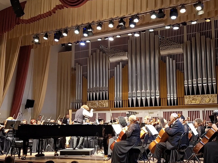 Донецкий симфонический оркестр дал концерт под управлением дирижера из Москвы