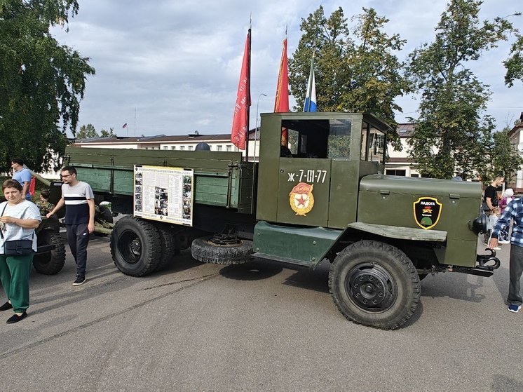В Приозерске в День города открыли передвижную выставку военной техники