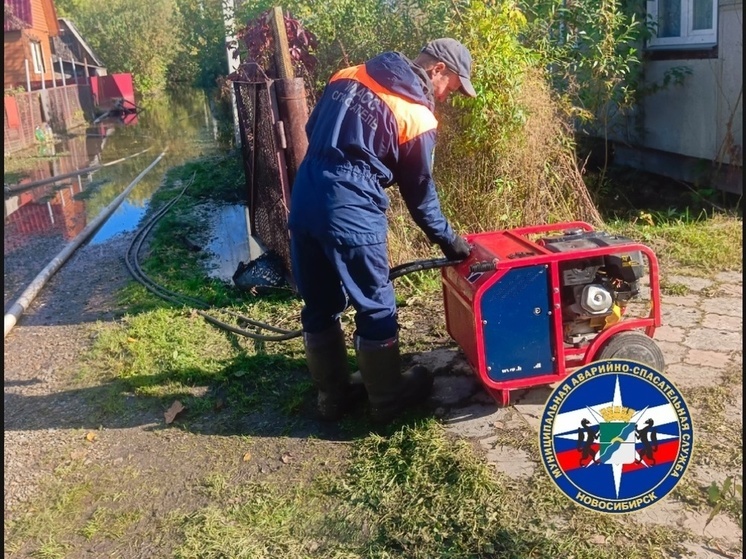 Новосибирские спасатели откачали 4 000 кубов воды в затопленном СНТ