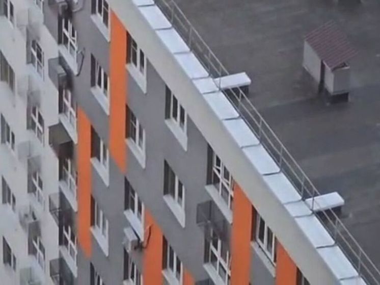 В Балашихе на крыше многоэтажного дома заметили детей