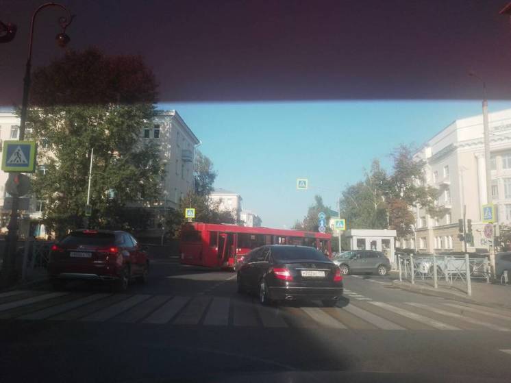 В Казани автобус развернуло поперек дороги у остановки «КАИ»