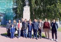 В Барнауле представители «Сталин-центра» возложили цветы к бюсту Феликса Дзержинского 11 сентября — в день рождения создателя и первого руководителя службы безопасности — ВЧК. 