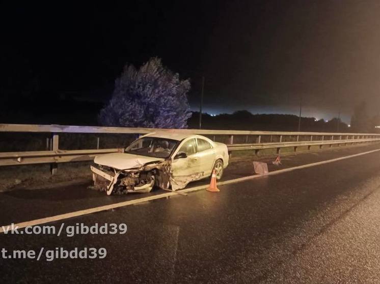 В Гурьевске девушка на автомобиле въехала в дорожное ограждение