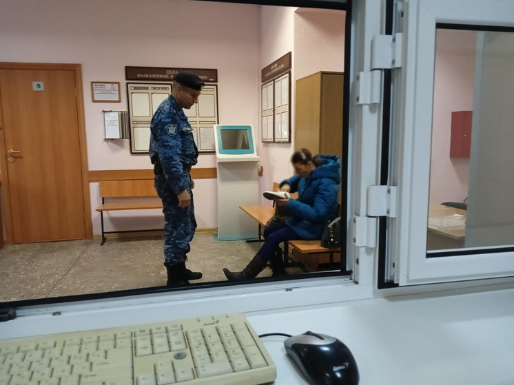 Российский пристав подарил должнице обувь, чтобы она смогла прийти в суд