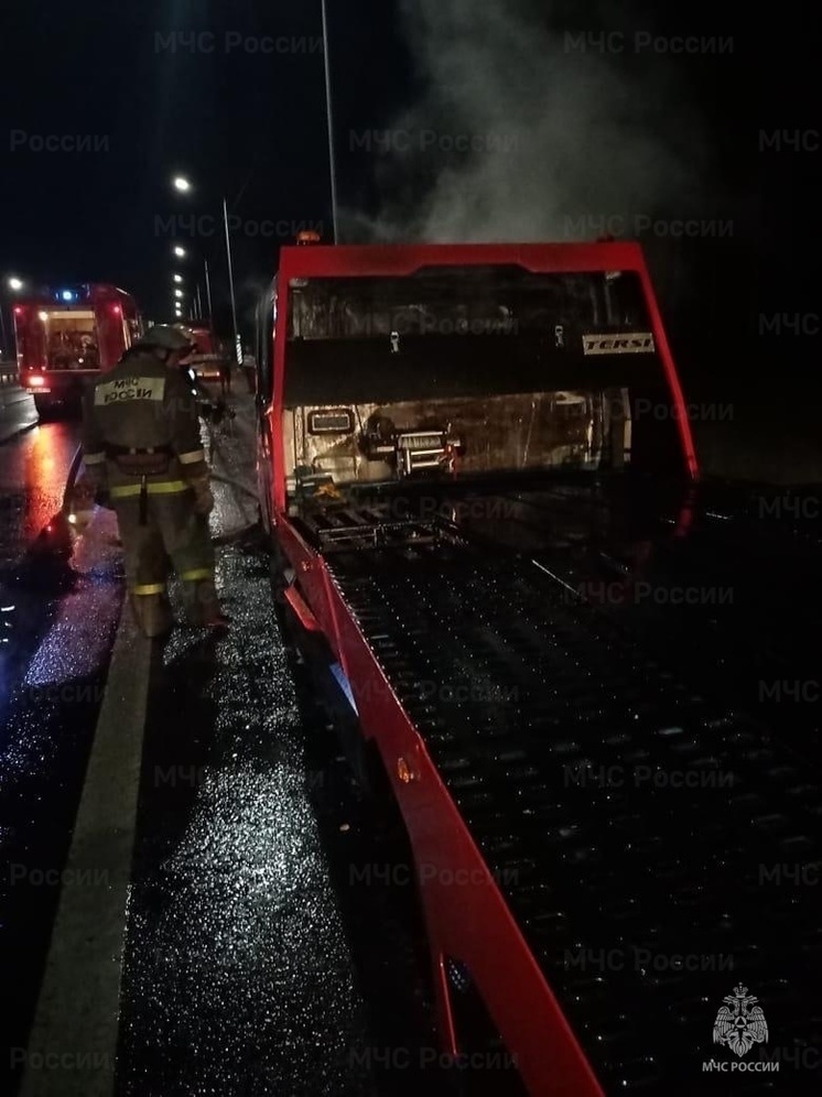 В Петушинском районе тушили пожар на складе рядом с трассой М-7