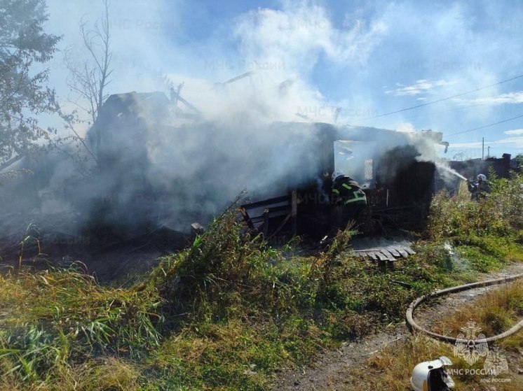 Пожар уничтожил заброшенный дом в Поронайске