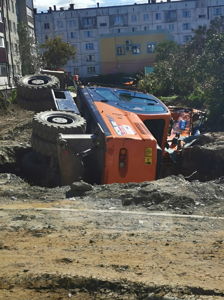  В Ново-Александровске экскаватор опрокинулся в вырытую им траншею