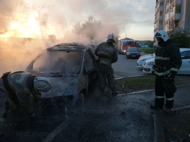 Три автомобиля сгорели рано утром в Екатеринбурге