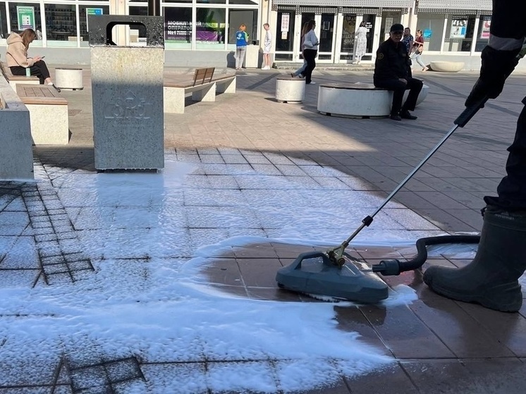 Тротуарную плитку возле ЦУМа в Вологде моют новым способом
